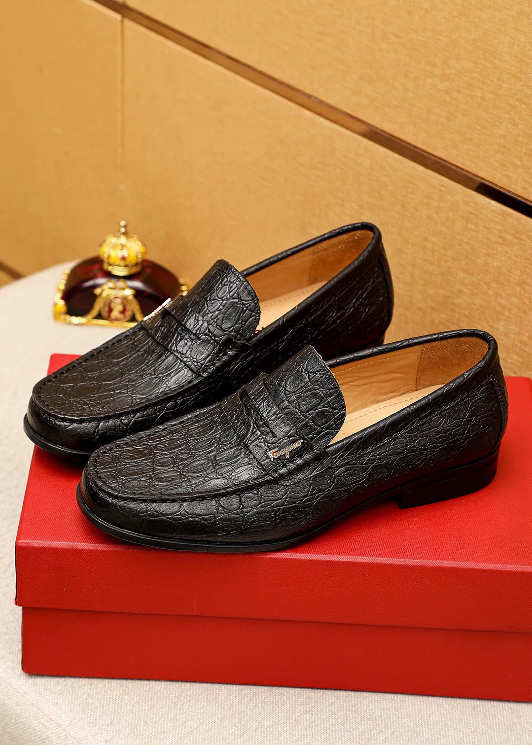 Men's shoes 💰480 💐 Product trademark: Ferragamo "Ferragamo" casual leather shoes Regular size: 38-44 (45🉑️customized) Product materials: Selected imported first-layer calfskin embossed upper + luxury hardware buckle, imported water-dyed cowhide leather lining. Strong three-dimensional visual effect, original outsole color: 1⃣️color optional